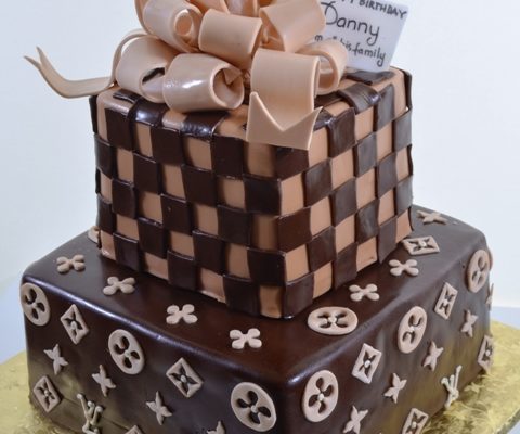 Louis Vuitton Sweet 16 Cake  Creative birthday cakes, 16 birthday cake,  Chanel birthday party decoration