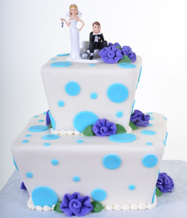 W902 – A Dotty Couple